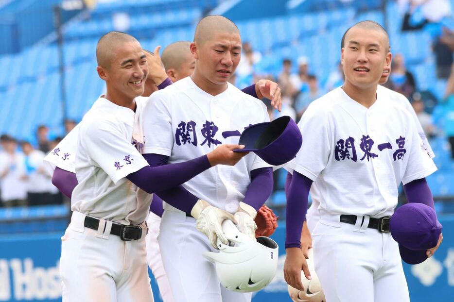 涙を浮かべながら祝福を受ける関東一・大後 武尊投手（3年）