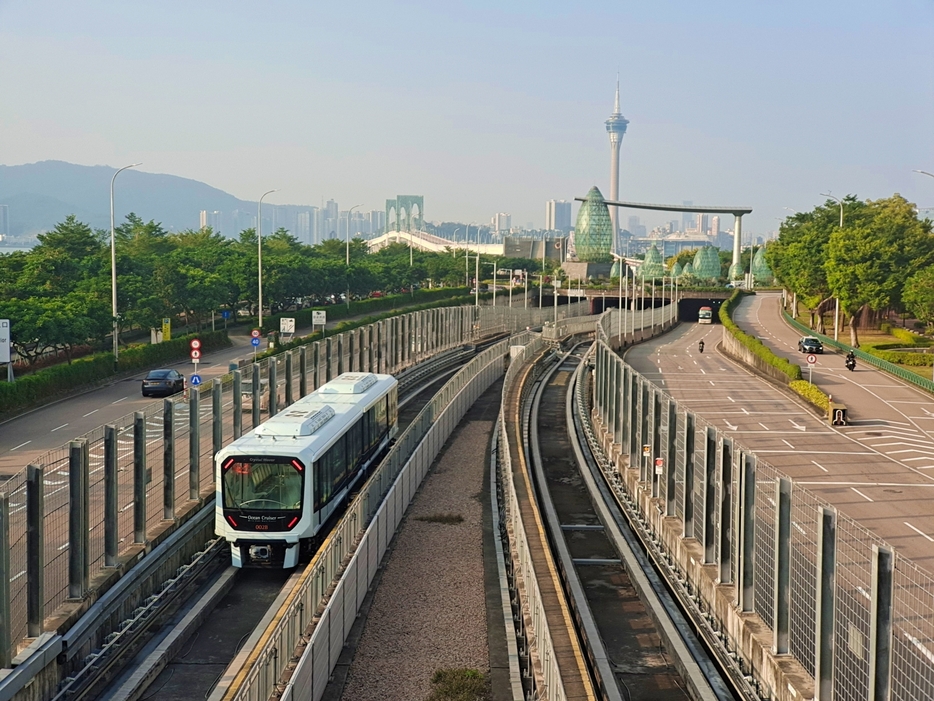 マカオLRTタイパ線の海洋駅から延伸部の媽閣駅方向へ向かう試運転列車（資料）＝2023年12月5日本紙撮影