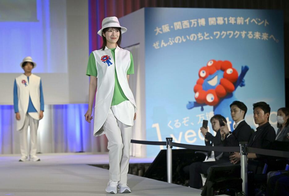 大阪・関西万博の開幕1年前を記念したイベントで発表された、「EXPOサービスクルー」の制服＝4月、東京都内
