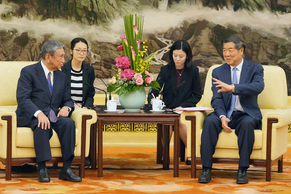 １日、北京の人民大会堂で中国の何立峰副首相（右）と会談する日本国際貿易促進協会の河野洋平会長（左）（代表撮影）