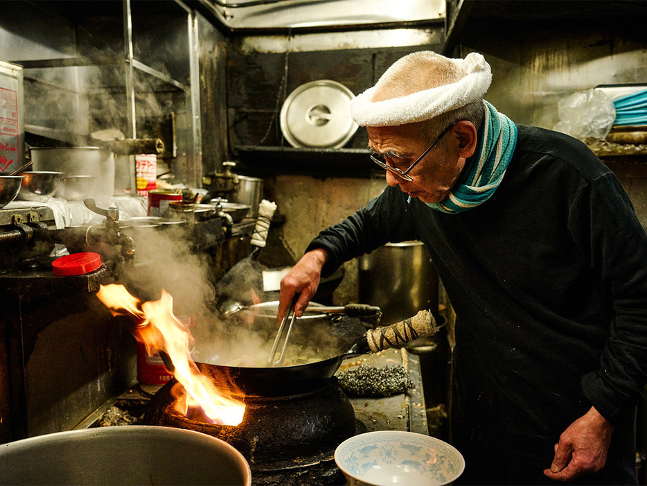 昔はちゃんぽんの蒸し麺は一度茹でていたけど、少し硬めの方が旨いから、いまはスープでサッと煮るだけ」と佐藤さん