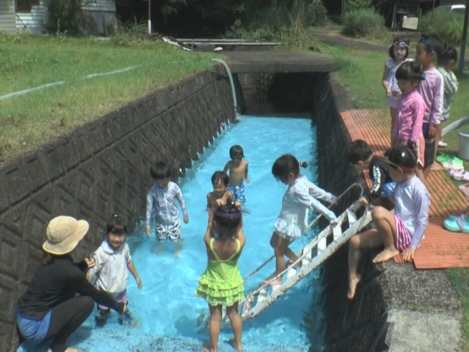 水遊びを楽しむ子供たち 三重県紀北町