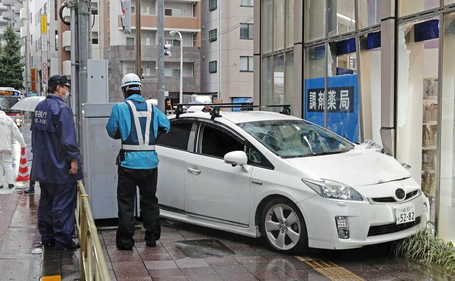 ドラッグストアの窓ガラスに衝突した乗用車＝6月、東京都世田谷区