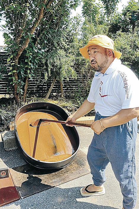 漆を精製する伝統の「天日黒目」を行う八井社長＝輪島市横地町