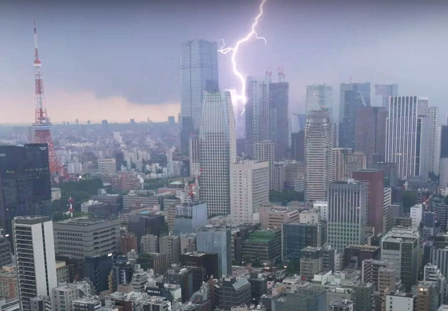 東京・汐留の定点カメラに写った落雷。左は東京タワー＝6日午後