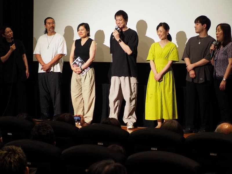 映画上映後に舞台あいさつする高知東生さん（中央）ら＝７月５日午後、東京都新宿区