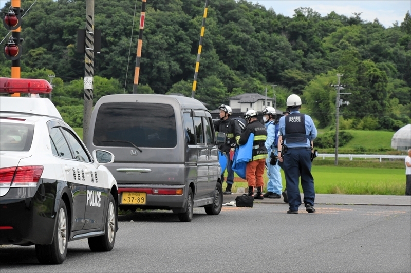 事故現場を調べる相馬署員ら＝１８日午後１時５５分ごろ