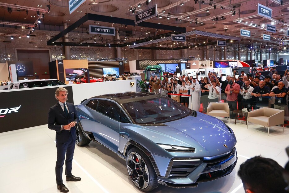 ▲ ランボルギーニのステファン・ヴィンケルマンCEOと、2028年の発売を予定するブランド初の電気自動車「ランザドール」のコンセプトカー