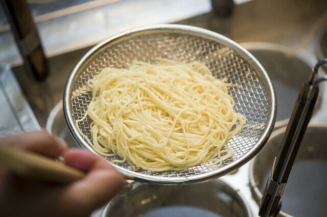 オリジナルの博多細平打ち麺