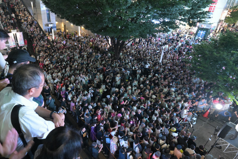 東京都知事選候補者の最後の訴えに耳を傾ける人たち＝東京都新宿区で2024年7月6日午後7時41分、渡部直樹撮影