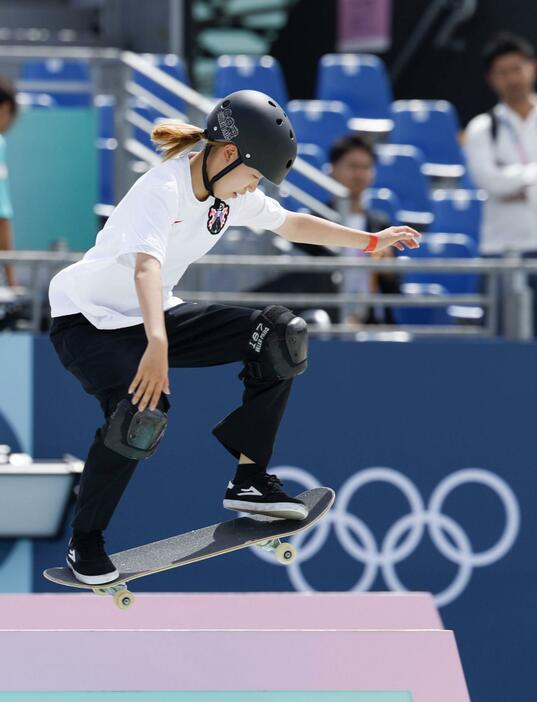 本番のコースで調整するスケートボード女子ストリートの吉沢恋＝パリ（共同）