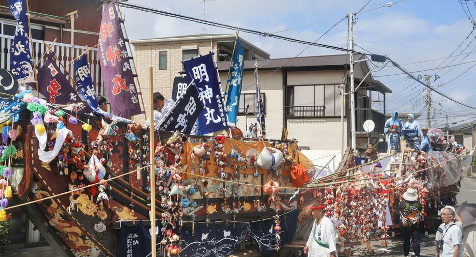 高来神社の「御船祭」で神奈川県大磯町内を巡行する船形山車＝14日午後