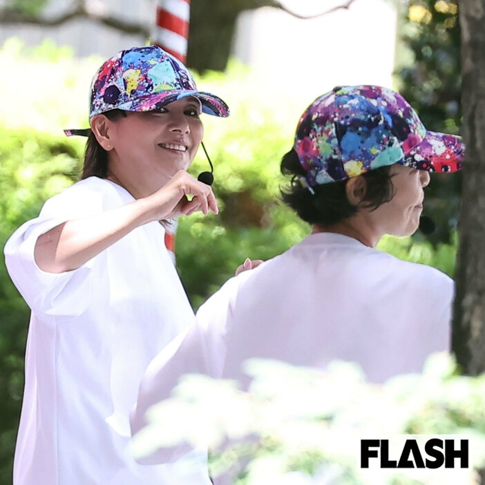 炎天下でダンスシーンの撮影に臨んでいた小泉今日子。手前には小林聡美の姿も（写真・長谷川 新）