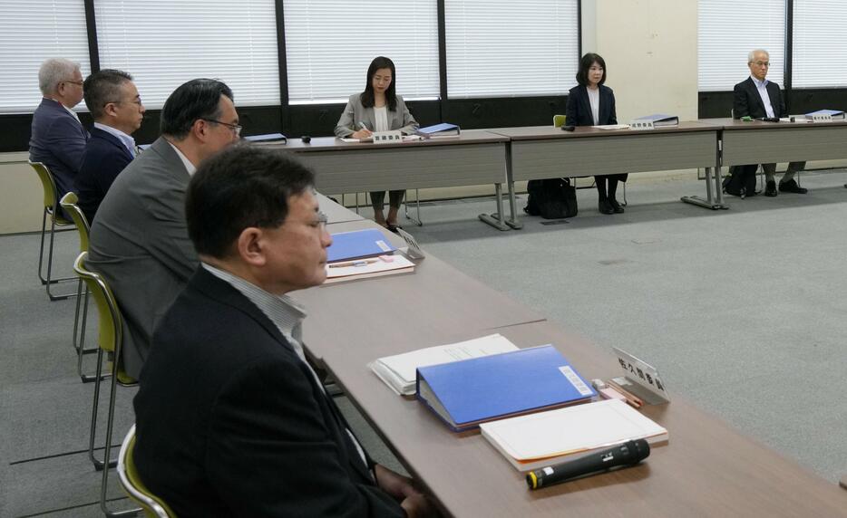 厚労省で開かれた中央最低賃金審議会の小委員会＝24日午前