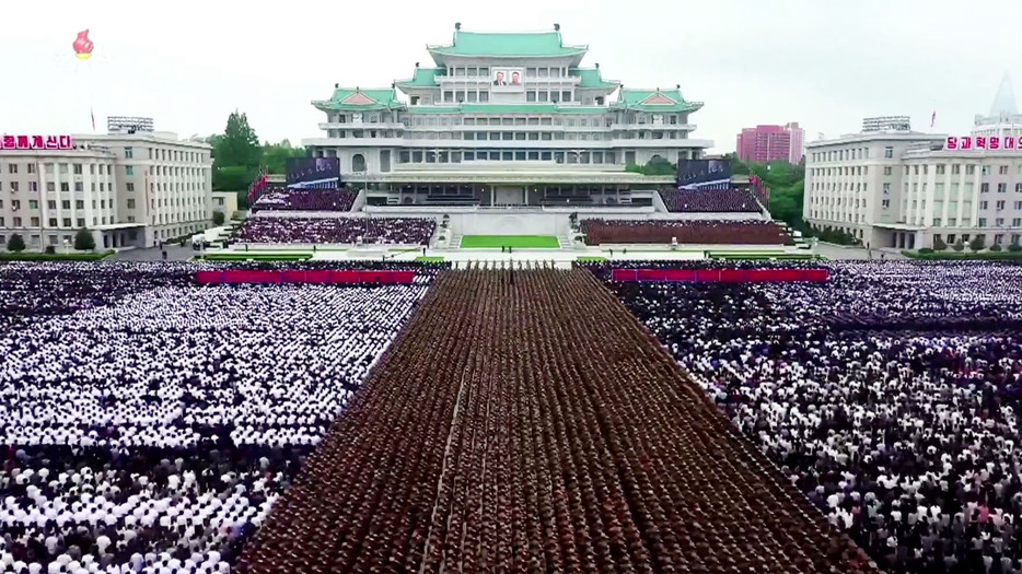 北朝鮮の金日成主席の死去から30年を迎え、平壌の金日成広場で開かれた中央追悼大会。北朝鮮の朝鮮中央テレビが8日放映した（共同）