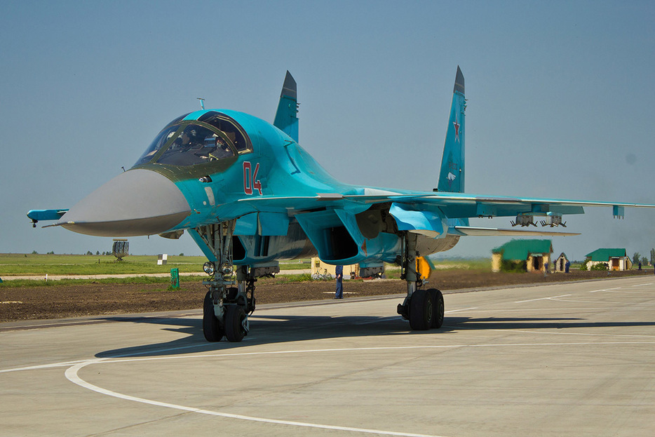 2014年5月、ロシア南部ボロネジ州のボロネジ・マリシェボ航空基地で発進準備中のSu-34戦闘爆撃機（Vladimir Mulder / Shutterstock.com）