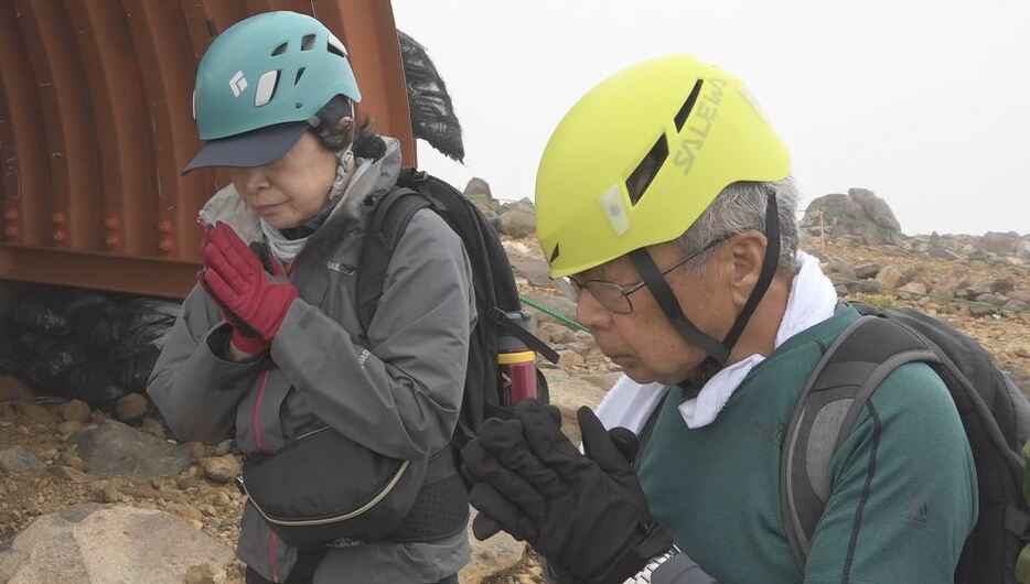 祈りを捧げる遺族（28日）