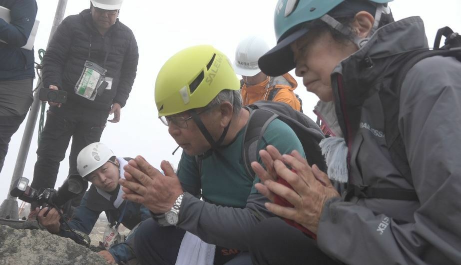 山頂で供養のお経