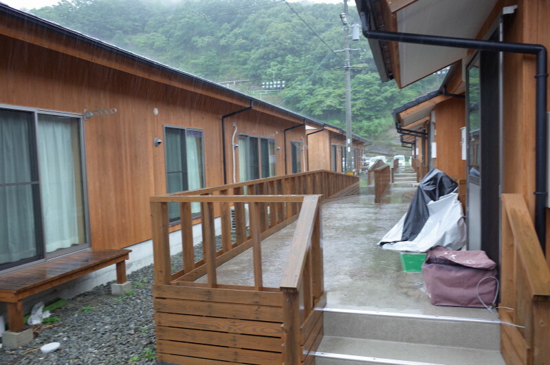 熊本県球磨村の仮設住宅。村内外4カ所で計269戸が建設され、今も30戸で入居が続く＝2024年6月20日午前11時28分、西貴晴撮影