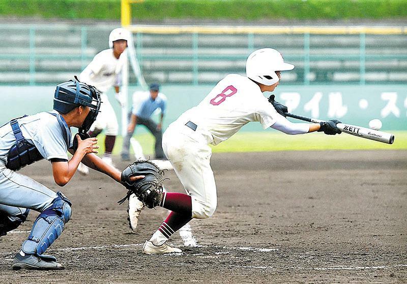 不動岡―狭山工　1回裏不動岡2死三塁、横山がセーフティーバントを決め、チーム2点目。捕手柴崎＝14日、アイ・スタ浦和