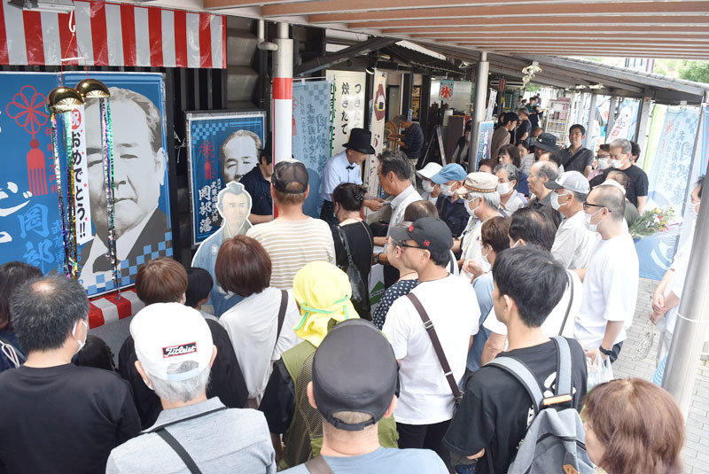 くす玉開き後、ポストカードを求めて大勢の来店客でにぎわいを見せる道の駅おかべ＝13日正午ごろ、深谷市岡