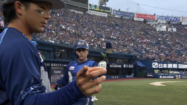 先制3ランHRを放ち青いバラを受け取るDeNAの佐野恵太選手