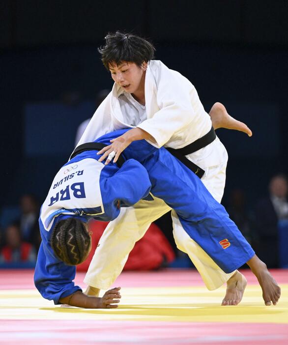 パリ五輪の柔道女子57キロ級3位決定戦でブラジル選手（左）を攻める舟久保遥香。銅メダルを獲得した＝29日、パリ（共同）