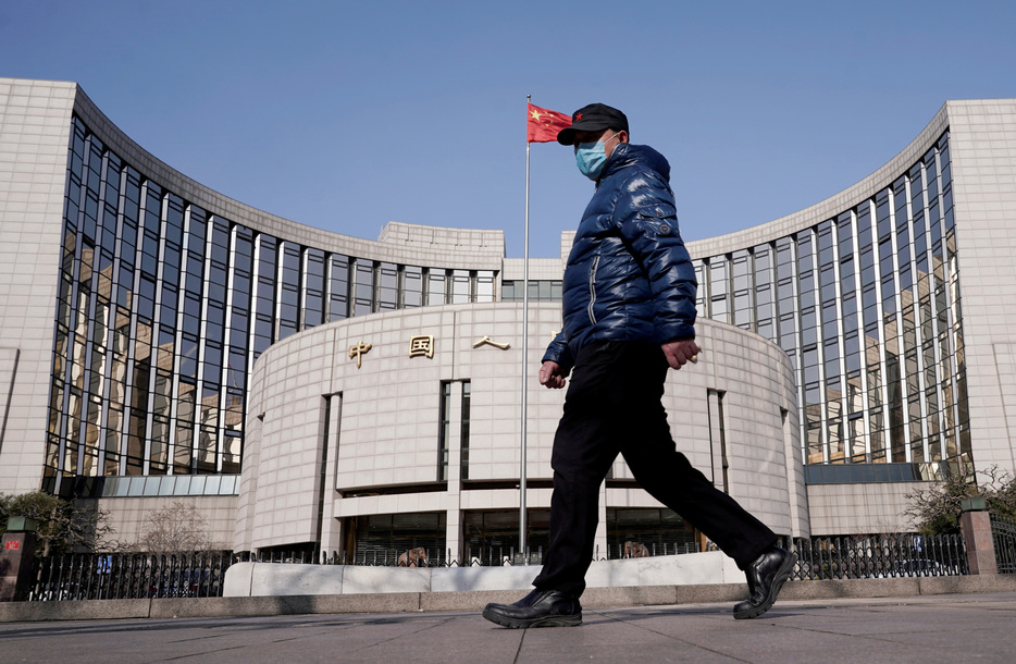 中国人民銀行（中央銀行）は１日、公開市場操作でプライマリーディーラーから近い将来に国債を借り入れる計画だと発表した。写真は中国人民銀行とその前を歩く人。北京で２０年撮影。（2024年 ロイター/Jason Lee/File Photo）
