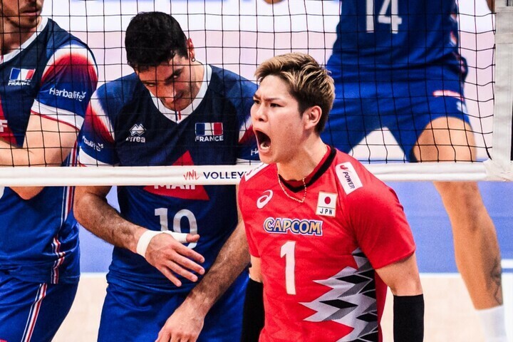 雄叫びを上げる西田（右）。(C) Volleyball World