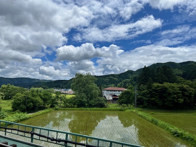 宮城県は米どころ。天気の良い日は車窓から青々とした田んぼを眺められて、外を眺めているだけで解放感に満ちてきます