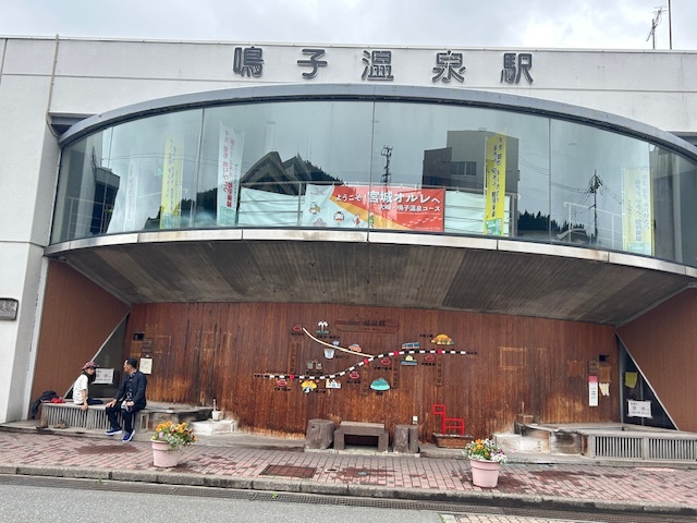 鳴子温泉駅前にはふたつの足湯があって、ついてすぐにほっこりできます