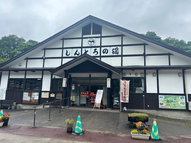 地元の人はもちろん、全国からここのとろみのお湯を求めてたくさんの人が訪れます