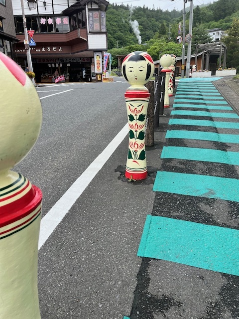 ミホさん大興奮のこけしがあふれる温泉街。車止めもこけし♡