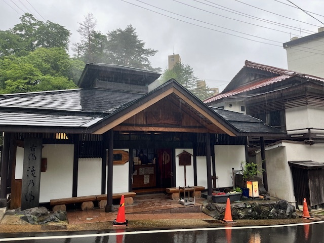 滝の湯。入口の券売機で入湯券を買って中へ