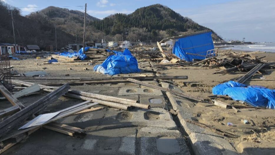 能登半島地震で津波が発生し、海の家の資材が流される