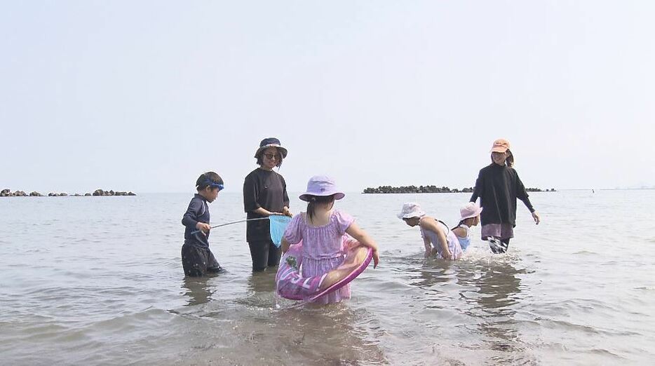 13日、海開きを迎えた新潟県上越市の海水浴場