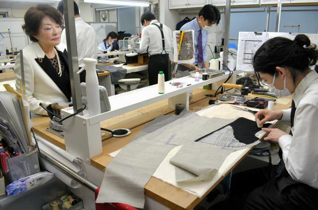 銀座テーラー本店内のアトリエで、職人が１着１着、手縫いで仕立てている=2024年6月17日午後3時49分、東京都中央区銀座５丁目、石平道典撮影