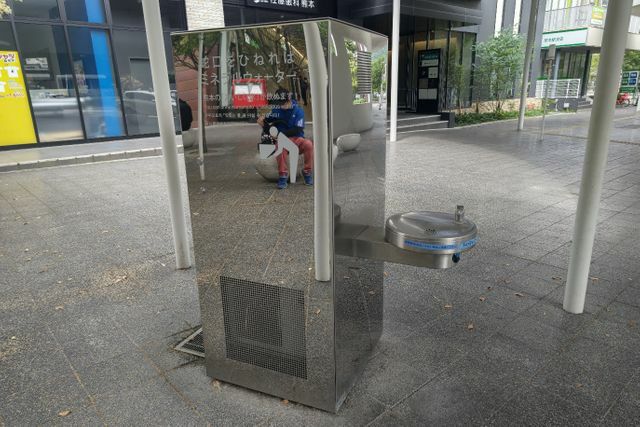 JR熊本駅の前のウォータークーラー。「蛇口をひねればミネラルウォーター」と書かれている。きれいな水を誇るだけに、水への被害の懸念が強い。