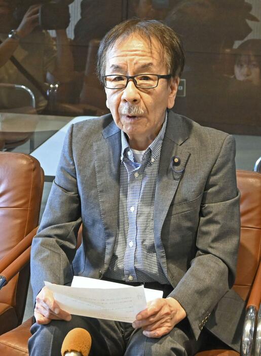 議員辞職を表明する宮城県大河原町議会の佐藤貴久町議＝24日午前、大河原町役場