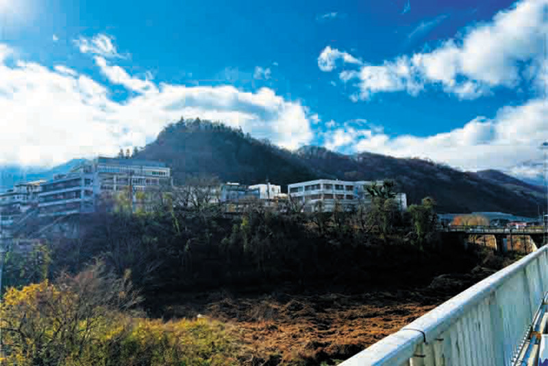 桂川から見あげるおむすび山の山容