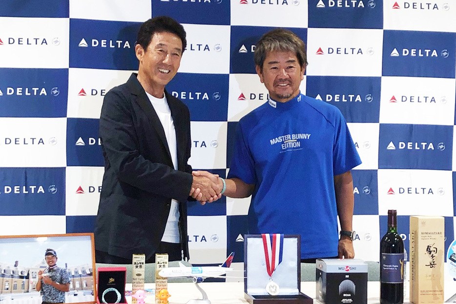 藤田寛之（右）と師匠の芹澤信雄　写真：日本プロゴルフ協会提供