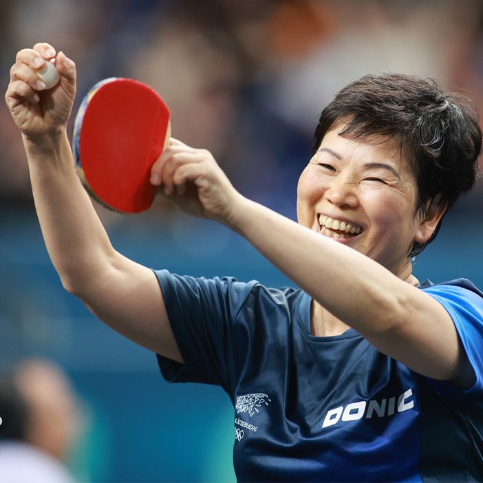 大会最年長・61歳の倪夏蓮は見事に初戦を突破。最高の笑顔を見せた