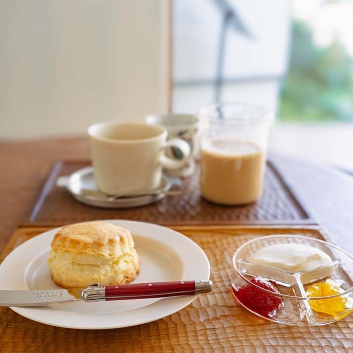 カフェオレ900円と、スコーン・ハーフ500円