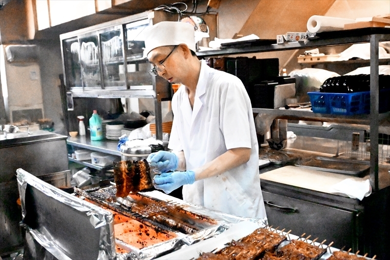 秘伝のタレでウナギを焼き上げる職人＝福島市、味処大番　竹林亭