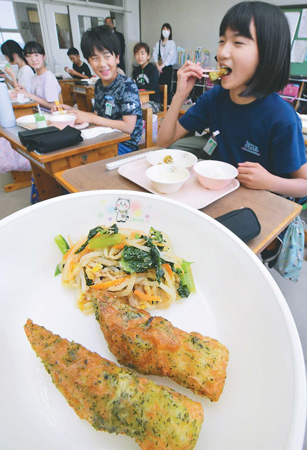 交流給食でレシピを交換した愛媛県西予市の「ちくわのお茶揚げ」。食器には「こめっぷ」が描かれている（大分県別府市で）