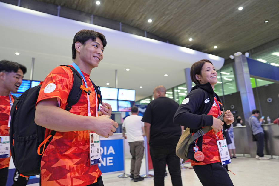 パリ近郊のシャルル・ドゴール空港に到着した、柔道日本代表の阿部一二三（手前左）と阿部詩（同右）＝23日（共同）