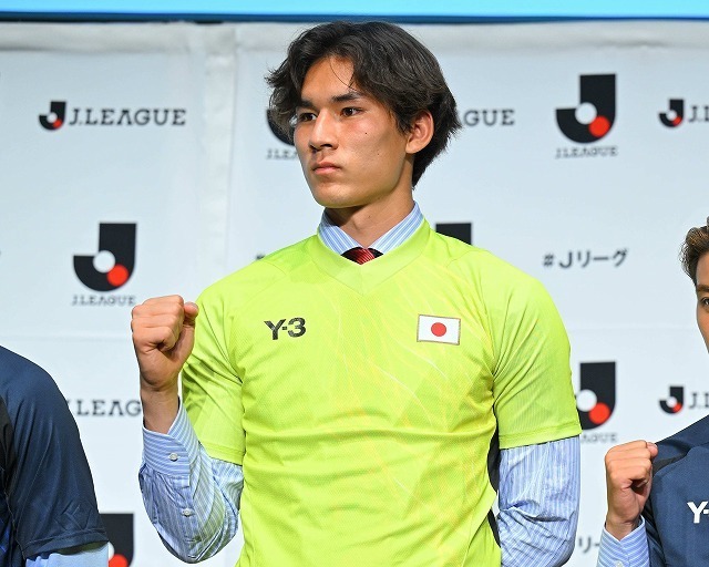 実績は十分の野澤。193センチの恵まれた体躯でゴールを守る。写真：金子拓弥（サッカーダイジェスト写真部）