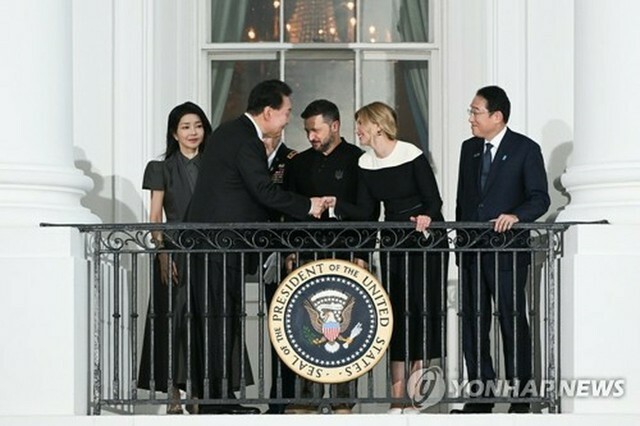 ホワイトハウスで開いた歓迎夕食会であいさつする韓国の尹錫悦大統領夫妻（左側）とウクライナのゼレンスキー大統領夫妻＝10日、ワシントン（聯合ニュース）