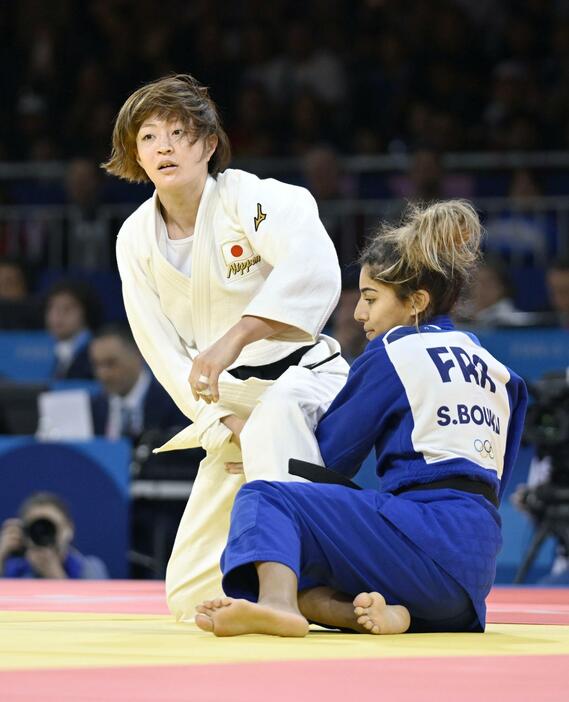 準々決勝でフランス選手（右）に一本勝ちした女子48キロ級の角田夏実＝パリ（共同）