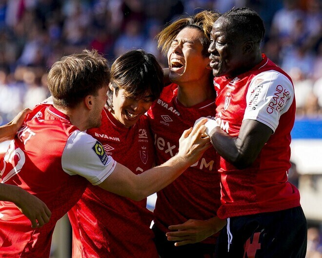 ファンへ真摯な対応を見せた伊東（左から２人目）と中村（同３人目）。(C)Getty Images